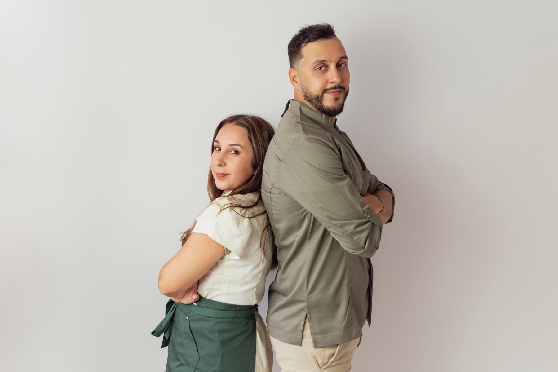 Vanessa e Márcio de costas um para o outro